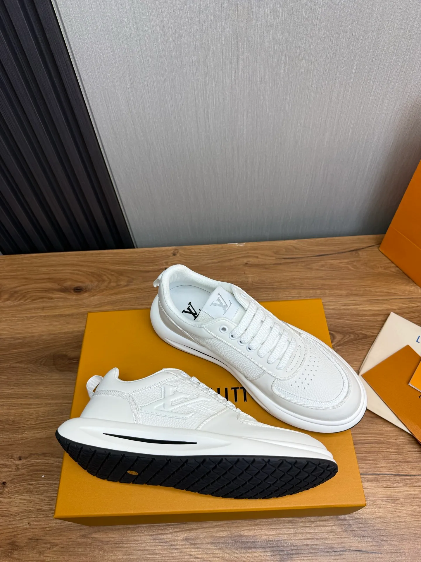 Men's shoes 💰820💰 Lv. Top purchasing agent 🇮🇹 Louis Vuitton, sports shoes counter synchronization, uppers imported from Italy, high-quality splicing and complex handicrafts, imported mesh pads are soft and comfortable, soles: original factory special soles, TPU exclusive movable molded soles super comfortable, original factory single goods, 🔍🔍high quality, you can enter and exit the counter at will, welcome to compare, code number 38-44 (Customized 38.45)